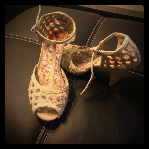 Awesome t-Strap Heels!! 👠