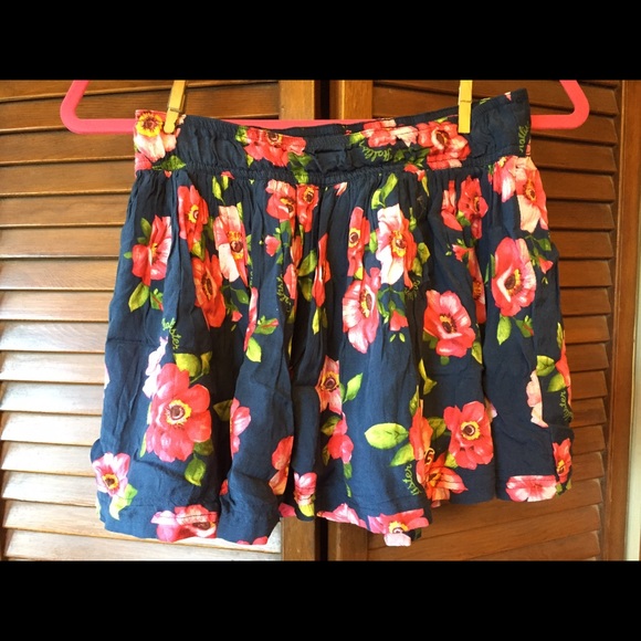 Hollister floral skirt size medium!
