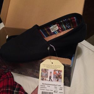 Black TOMS