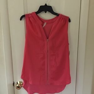 Sleeveless pink sip top