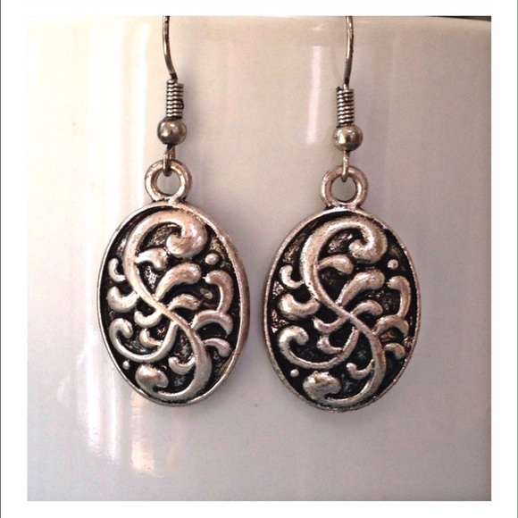 Jewelry - silver toned dangling earrings NWOT🎉HP🎉