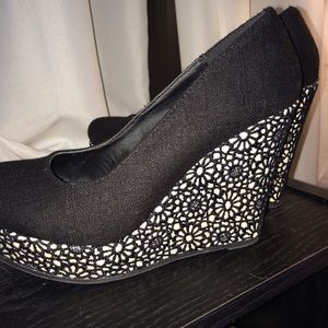 Black patterned wedges!!
