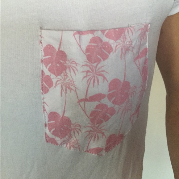 Brandy Melville patterned pocket tee - Picture 2 of 3