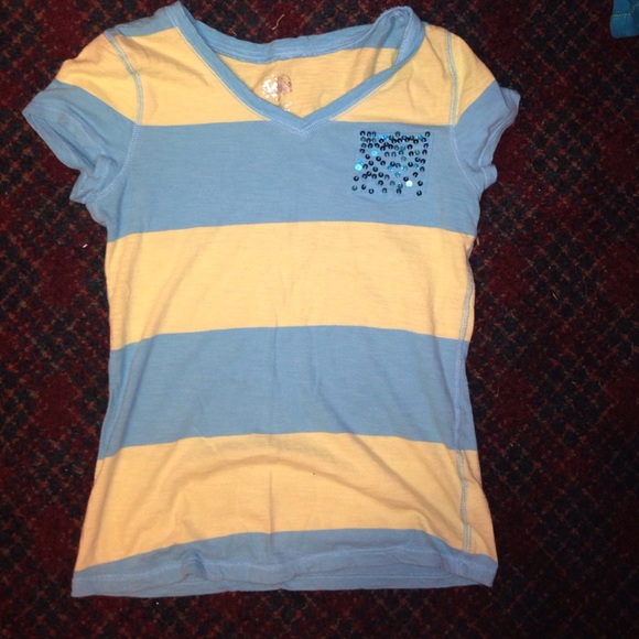 V-neck short sleeve. 💋