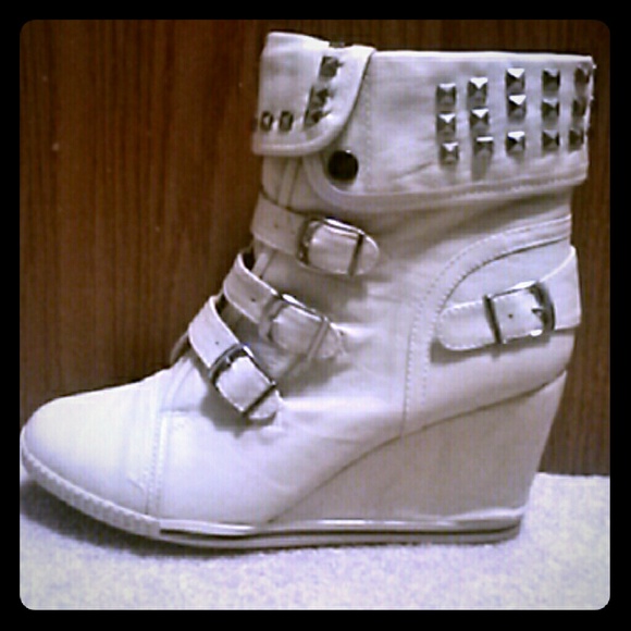 Size 9 bucco boots.