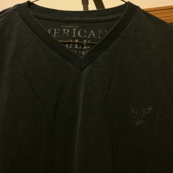 Men's American Eagle dark gray large v-neck - Picture 2 of 2
