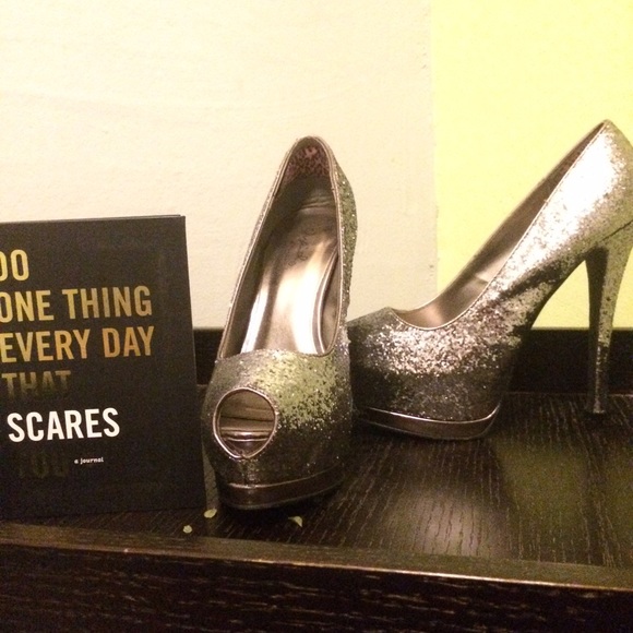 Qupid silver sparkly pumps