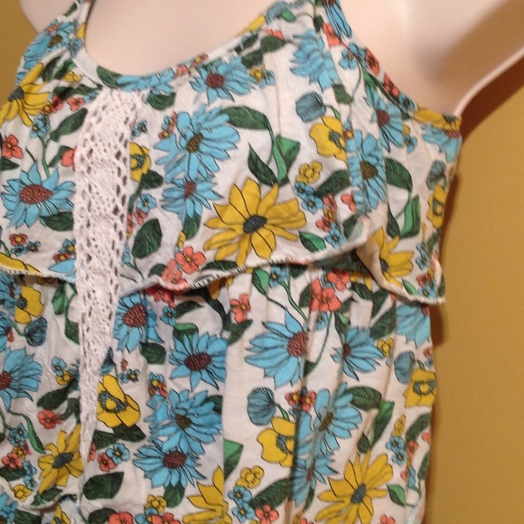 🌻🌿FLORAL LACE TOP🌿🌻 - Picture 3 of 4