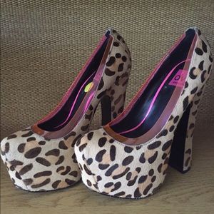 DV8 cheetah pumps with bright pink outline