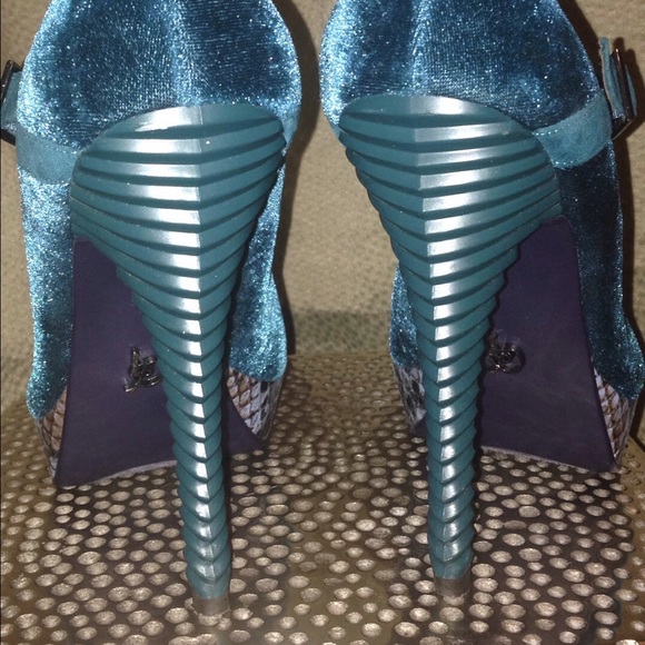Rachel Roy Kirstyn Teal Velvet Heel sold - Picture 3 of 4