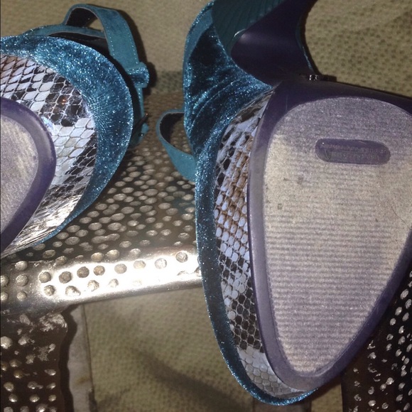 Rachel Roy Kirstyn Teal Velvet Heel sold - Picture 4 of 4