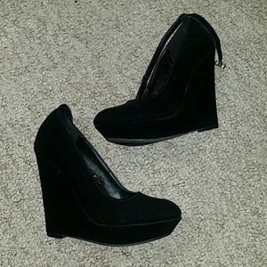 NWOT Qupid black wedges