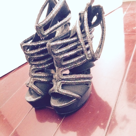 high-heeled shoe