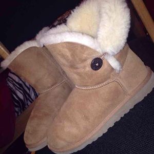 UGG BOOTS