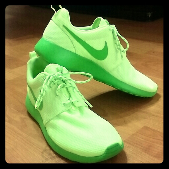 Nike Shoes - Nike Roshe Run