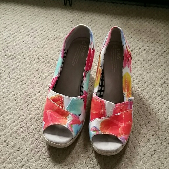 Tom's Corbel Floral Wedges