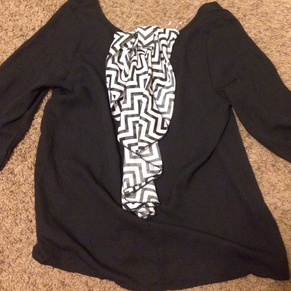 Black quarter sleeve shirt with chevron bow