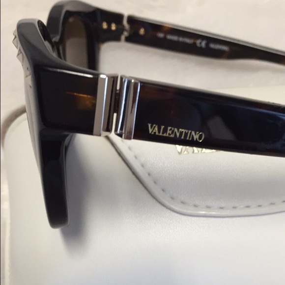 ✋🏻SOLD✋🏻🎉2x HP🎉  Valentino rockstud sunglasses - Picture 2 of 4