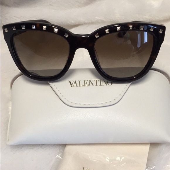 ✋🏻SOLD✋🏻🎉2x HP🎉  Valentino rockstud sunglasses - Picture 4 of 4