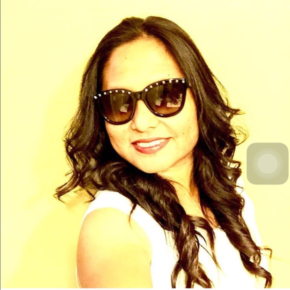 ✋🏻SOLD✋🏻🎉2x HP🎉  Valentino rockstud sunglasses - Picture 3 of 4