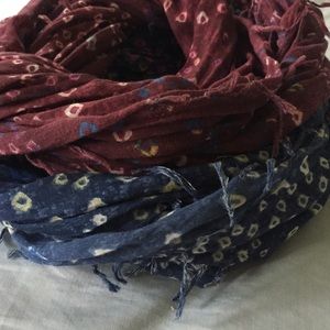 2 patterned infinity scarves