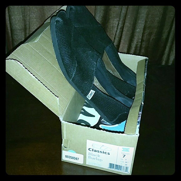 Black TOMS