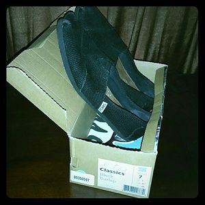 Black TOMS