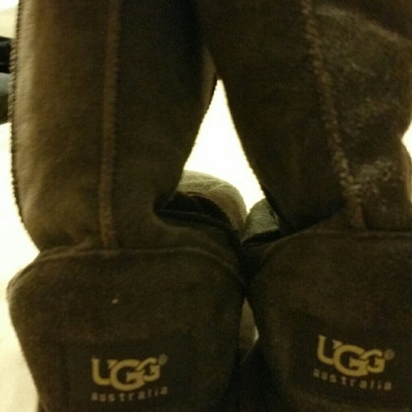 UGG BROWN BOOTS SZ 5W can fit a sz 6 too.