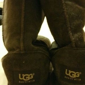 UGG BROWN BOOTS SZ 5W can fit a sz 6 too.