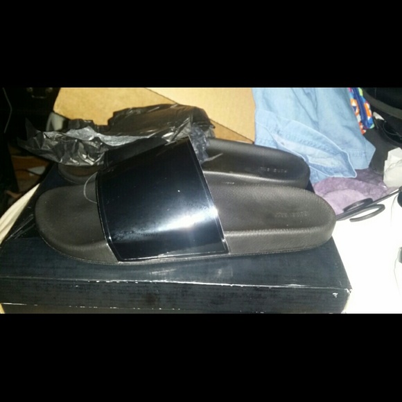 Forever21 Slides - Picture 1 of 4