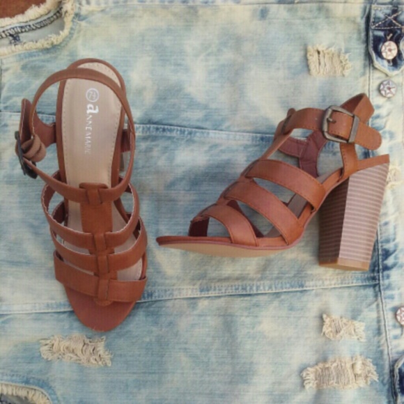 Shoes - SALE!!🍍🍋Tan caged summer heels🍍🍋