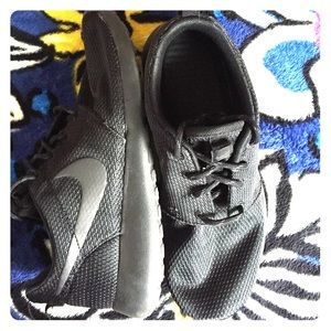 All Black Nike Roshes