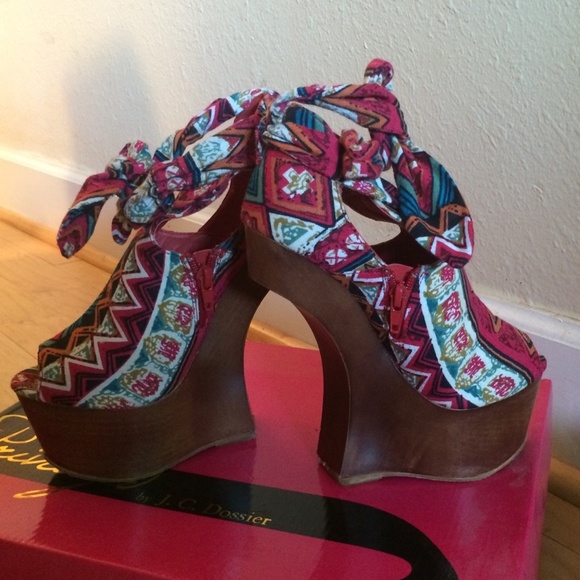 Tribal Print Wedge - Picture 2 of 4