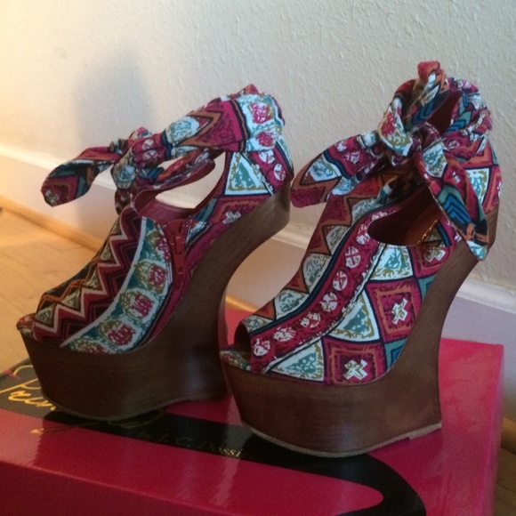 Tribal Print Wedge - Picture 3 of 4