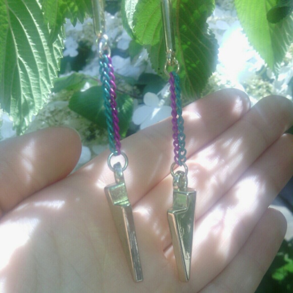 Earring lot. 5 Pairs Of Hoops, 1 pair of dangles.