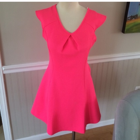 Pretty dress Great summer color-- like new!