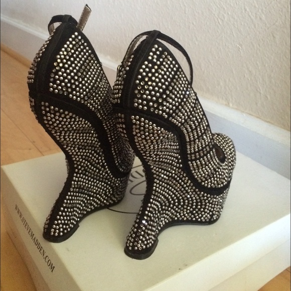 Diamond Studded wedge - Picture 3 of 4