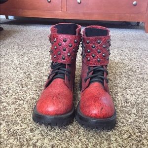 👌🏼red studded biker boots👌🏼