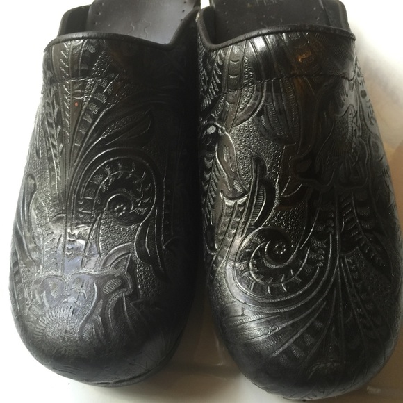 Black leather Danskos