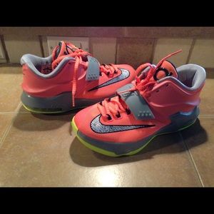 Nike Kds size 5
