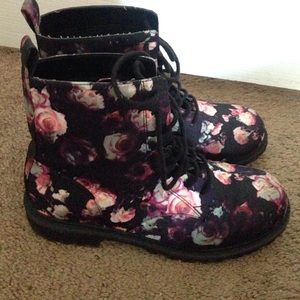 H&M line "Divided" boots .