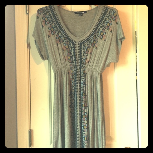 Grey dress with beautiful design.