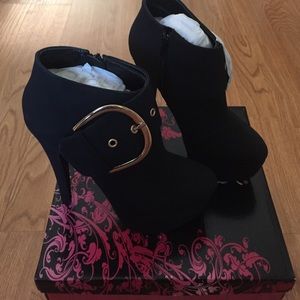 Qupid Black Nubuck "Penelope" platform heel Sz. 7