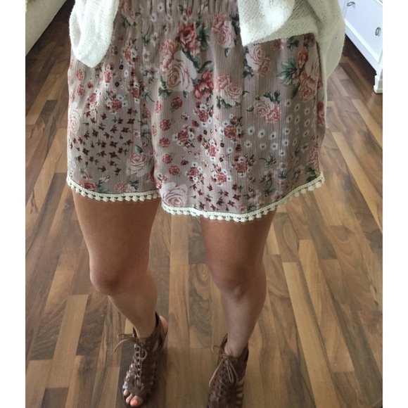 Sold • Mauve Floral Pom Pom Shorts - Picture 3 of 4