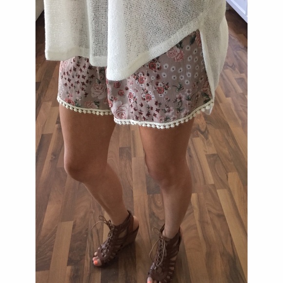 Sold • Mauve Floral Pom Pom Shorts - Picture 4 of 4