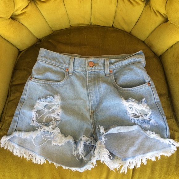Brandy Melville light wash highwasted jean shorts