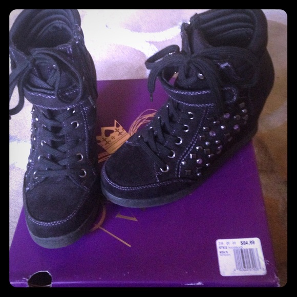 👑 PRINCESS 👑 Vera Wang Wedge Sneakers