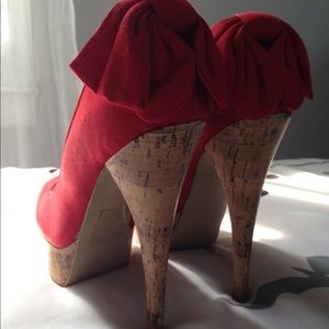 Red bow pumps