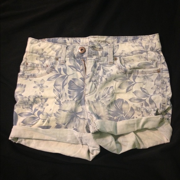 Shorts with Hawaiian appearing flowers