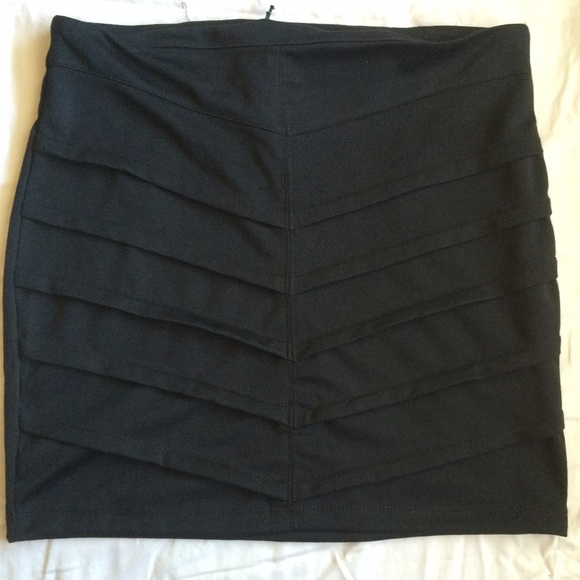 BOGO Sale 🌺Black Bodycon Skirt - Picture 2 of 4